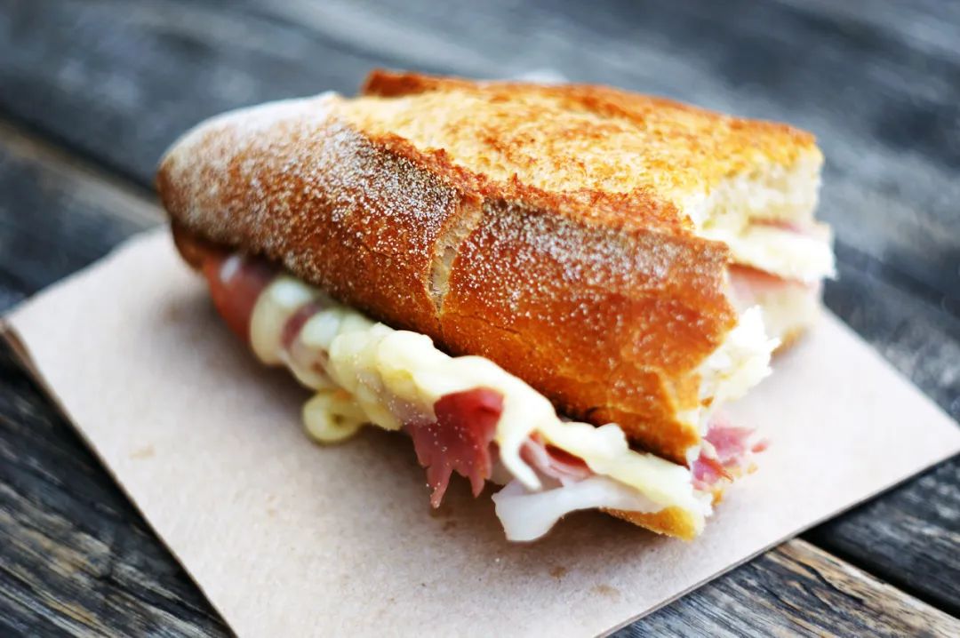 凹造型法棍图片,有嚼劲的法棍