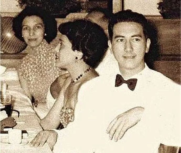 赌王何鸿燊一家四口照片,香港赌王何鸿燊的传奇一生