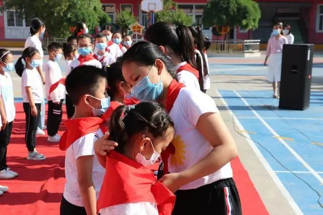 寻乌县实验小学少先队员入队仪式,林州市第一实验小学红领巾入队