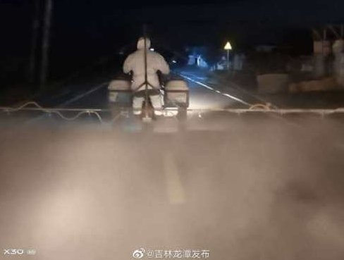 二三里早八点！吉林志愿者广场巡查，提醒市民注意保持距离