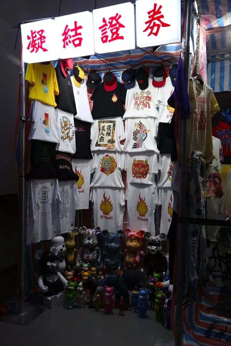 潮流圈早已盛行的“摆摊文化”，是品牌“名利场”还是卖鞋赚40万刀的神话？