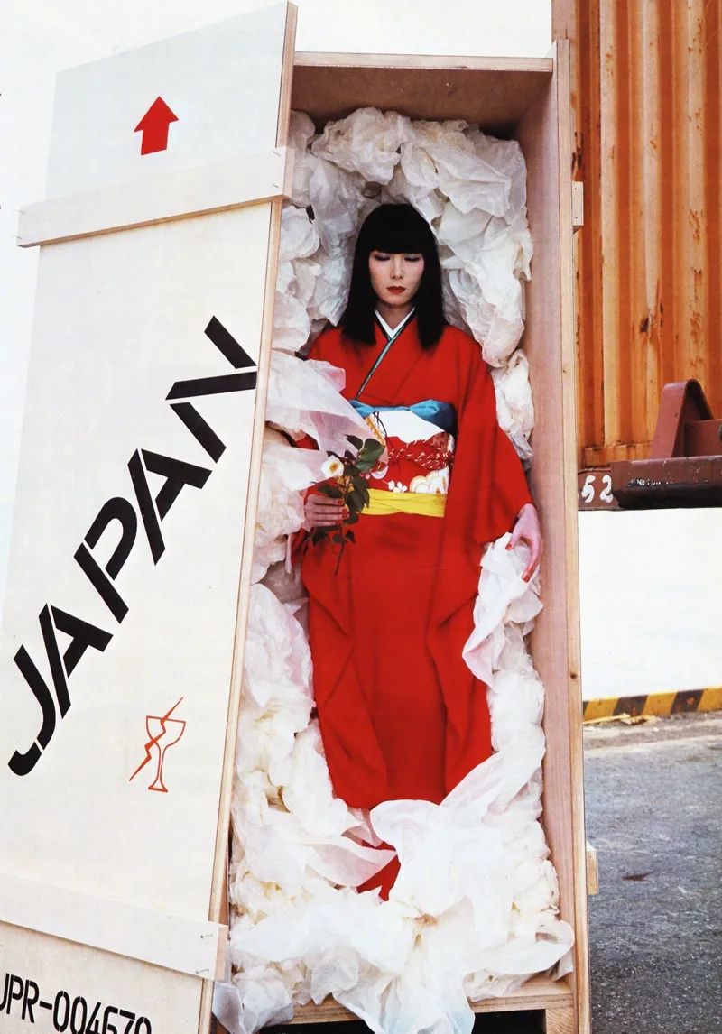 22岁出道，28岁成YSL宠儿，意外逝世13年，她仍是资生堂最爱的第一美人...