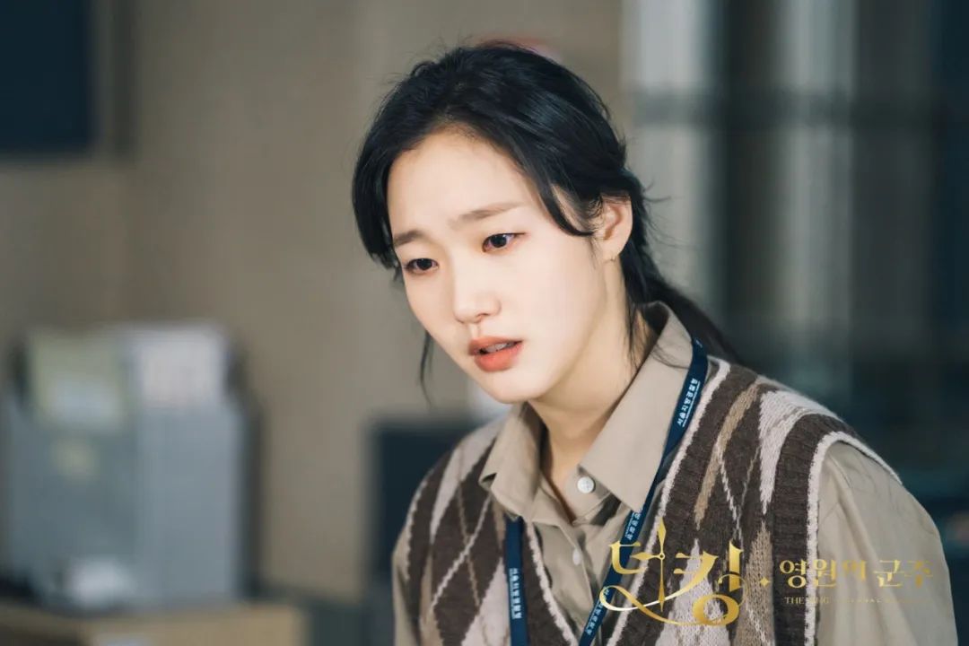 开完双眼皮为什么要往上看,开过的双眼皮可以再埋线吗