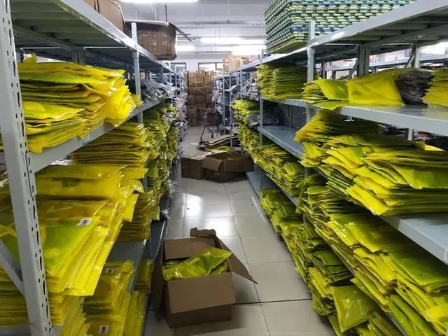 小伙给美女买lv包,男孩为了给女友买lv包远走他乡