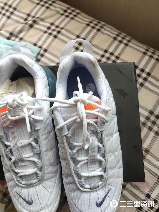 西安男子在京东买到发黄耐克鞋，旗舰店客服坚称看不清楚