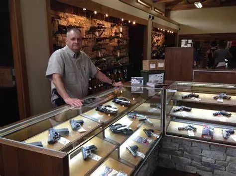 黑人学者深入“美国最白社区”，得出的结果让人后怕|远读重洋