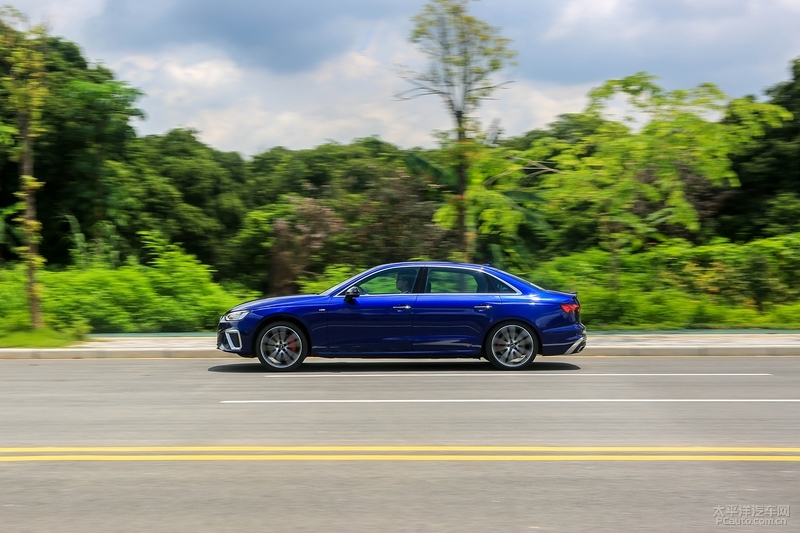 一鸣惊人鉴定,奥迪a4l45tfsi臻选动感型第一视角