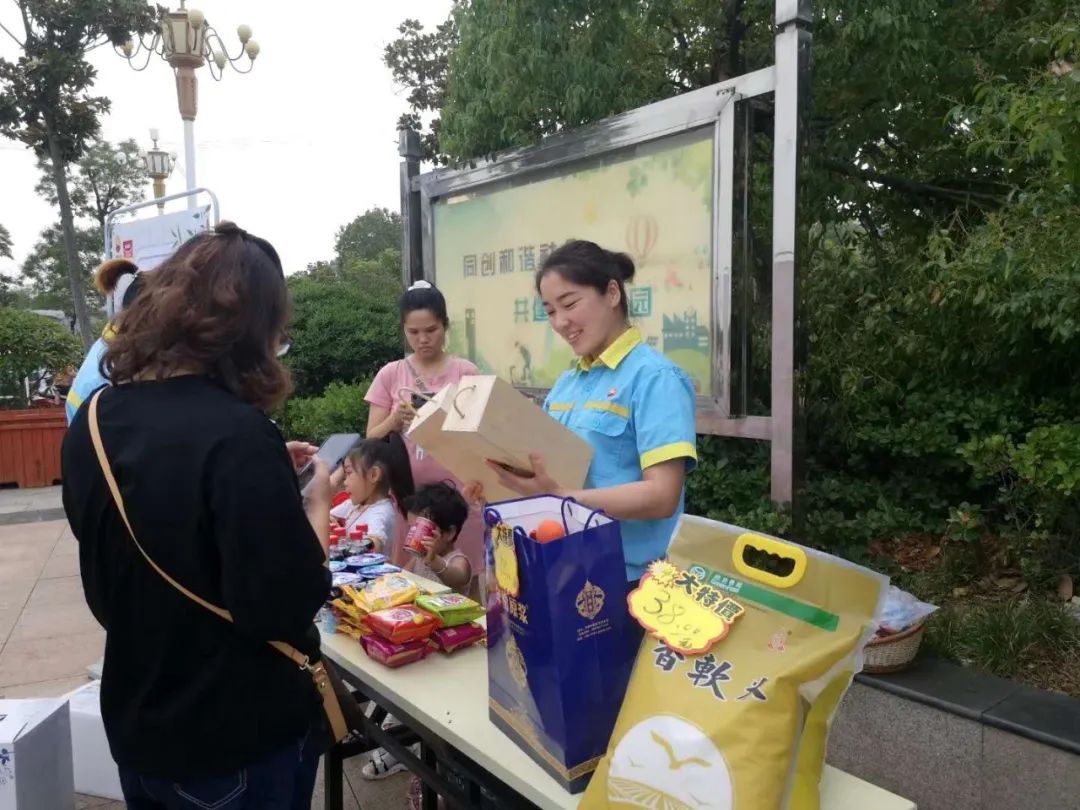 摆地摊咧，还有夜市啤酒小龙虾，等你哟