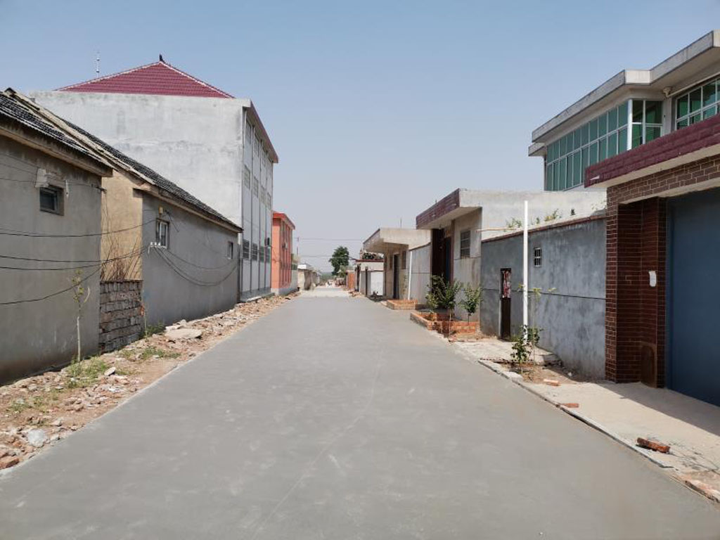 村里户户通修路村委管了吗,户户通路面硬化村民积极参与