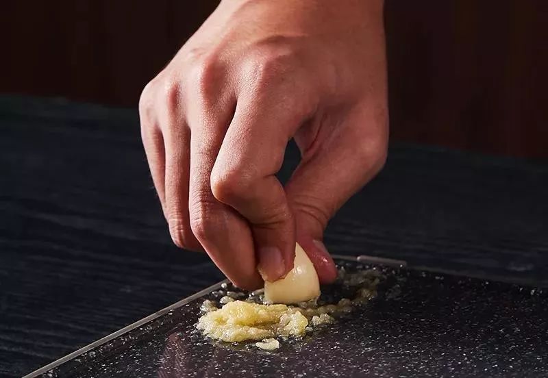 2亿细菌藏身菜板，99%抗菌的变态菜板，不发霉，磨刀磨蒜样样能行