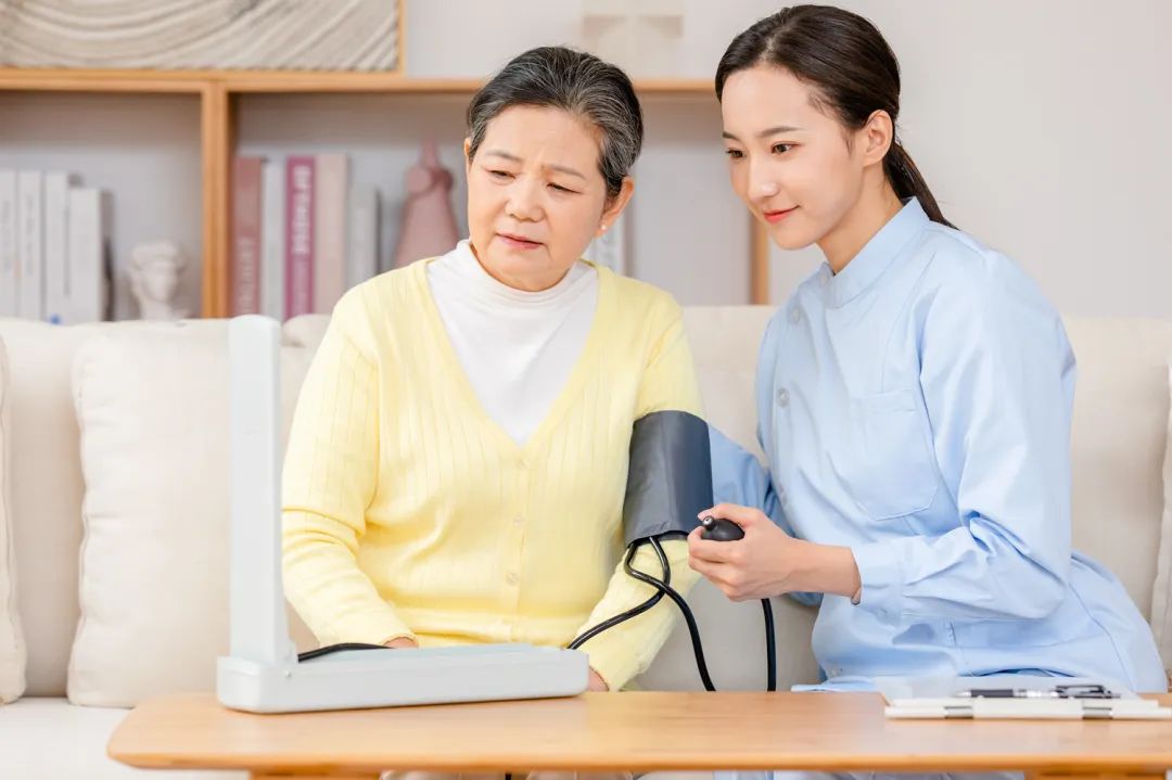 冬天穿厚衣服怎么测血压,夏天血压测多少正常