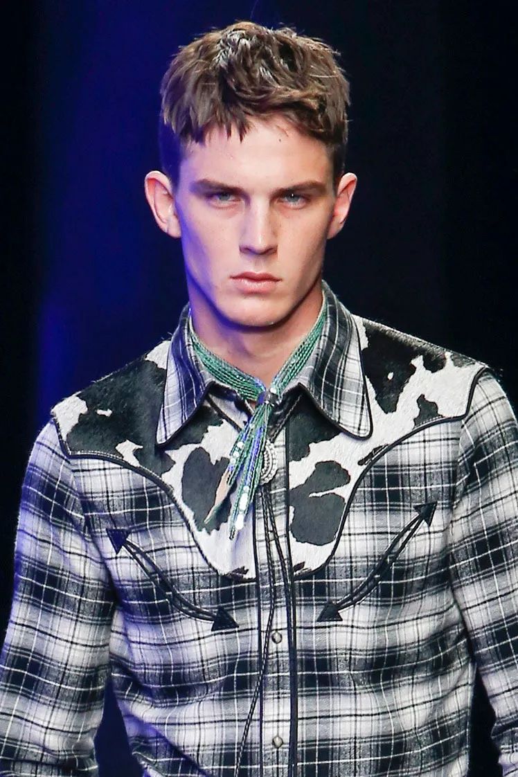 男人脖子里挂啥好,男人脖子上的痣的解释图