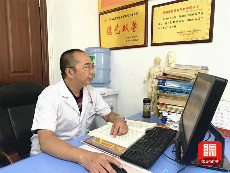 八旬老人送锦旗医护妙手助康复,绵阳市治癌症最好的老中医