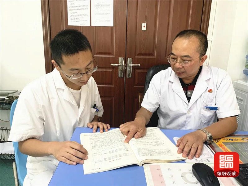 八旬老人送锦旗医护妙手助康复,四川绵阳江油市第四人民医院