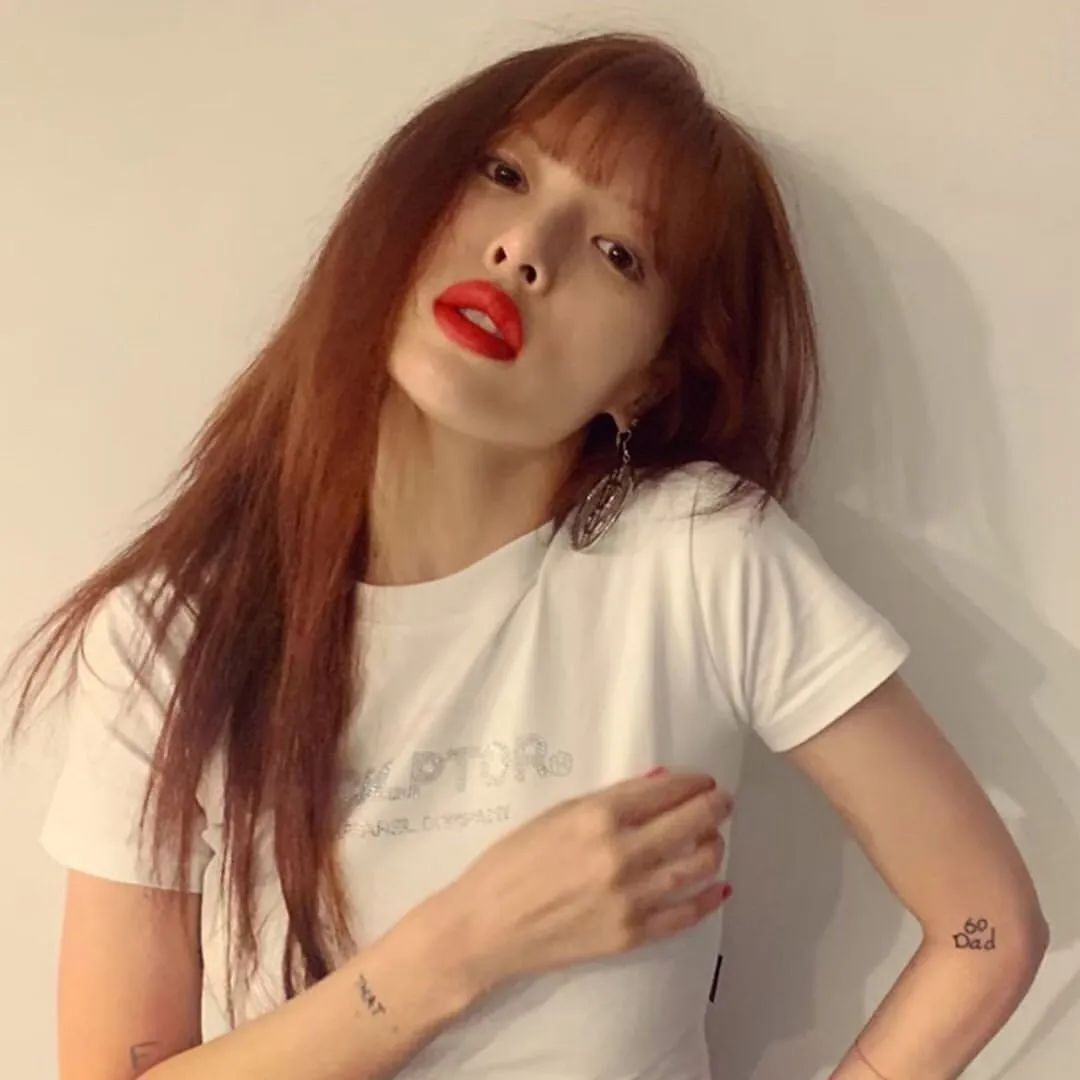 blackpink泫雅摆尾,blackpink全员观看泫雅舞台