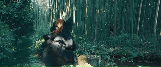 DIOR改拍电影了？丛林裸男、性感人鱼....原来奢侈品是这样诞生的...