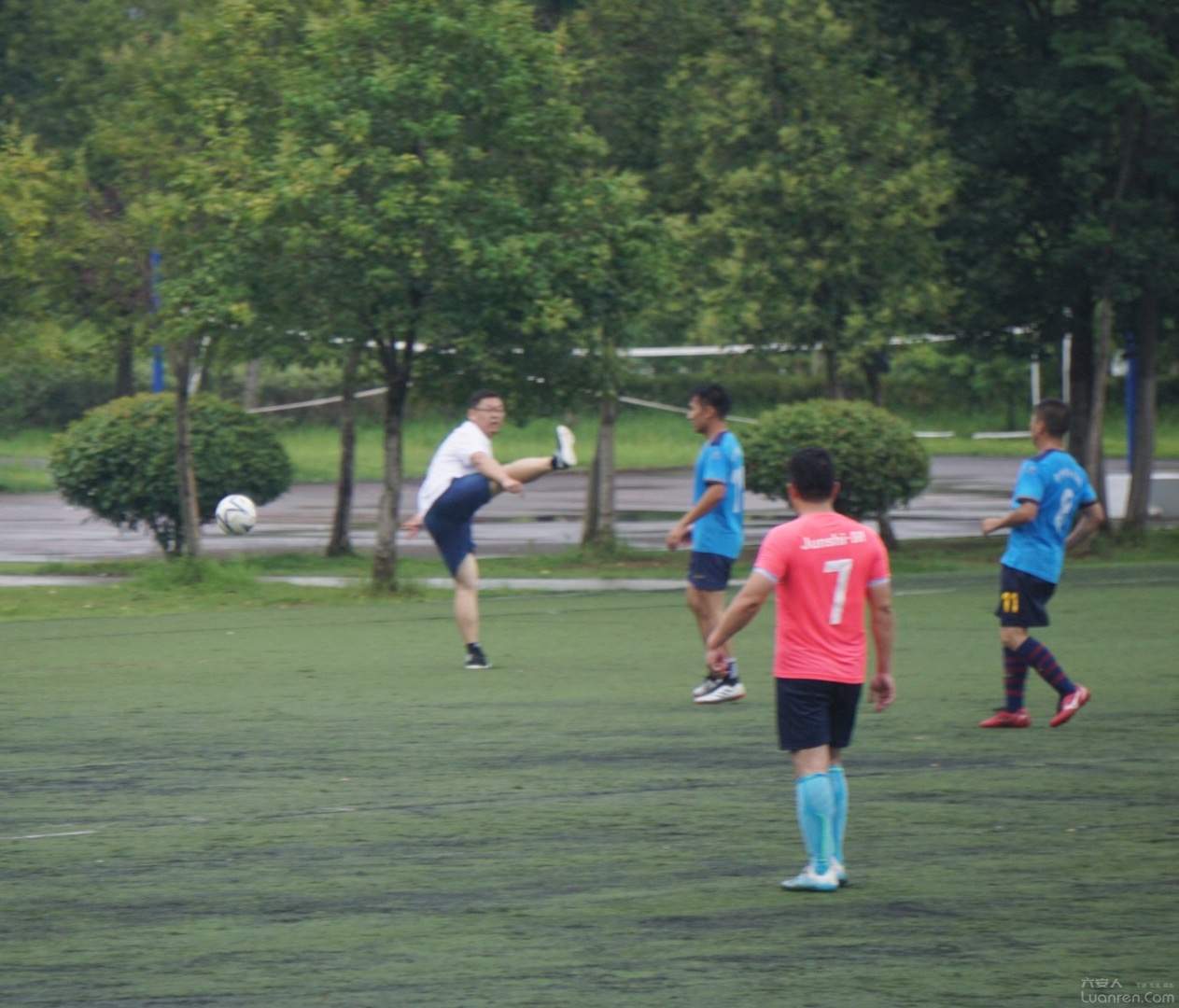 雨中足球图,雨中足球氛围感