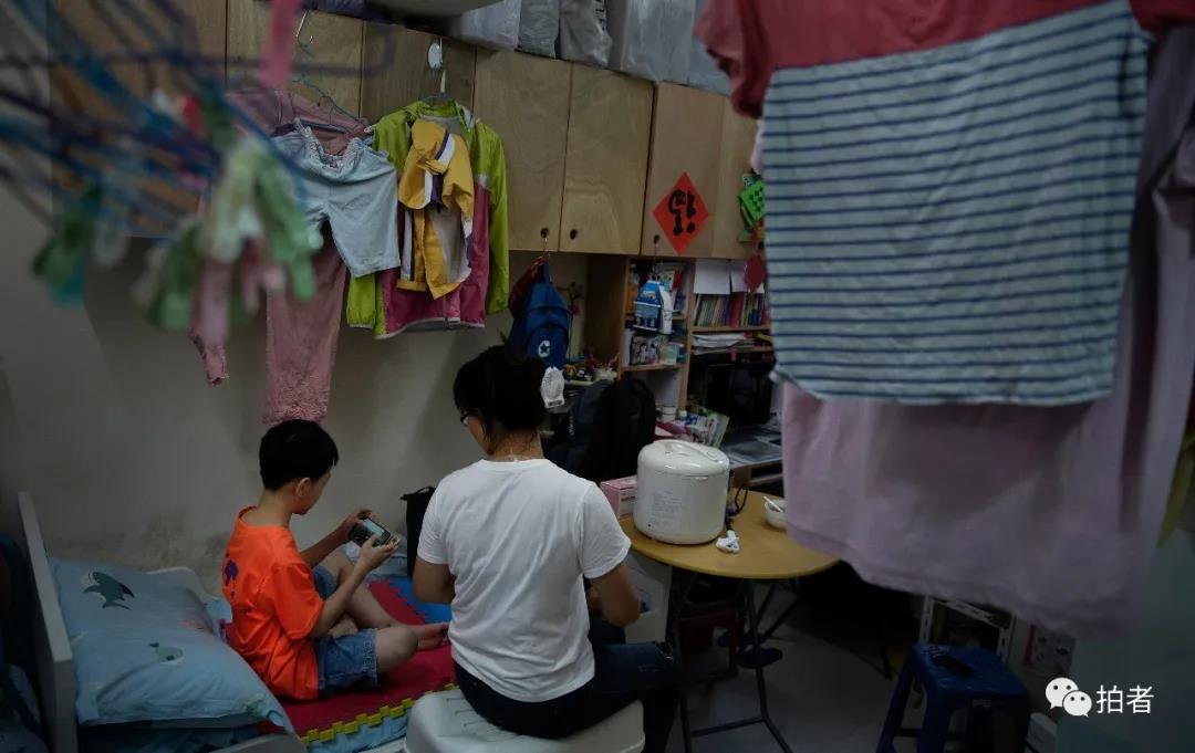 香港单亲妈妈住8平方劏房,香港深水埗劏房单亲妈妈