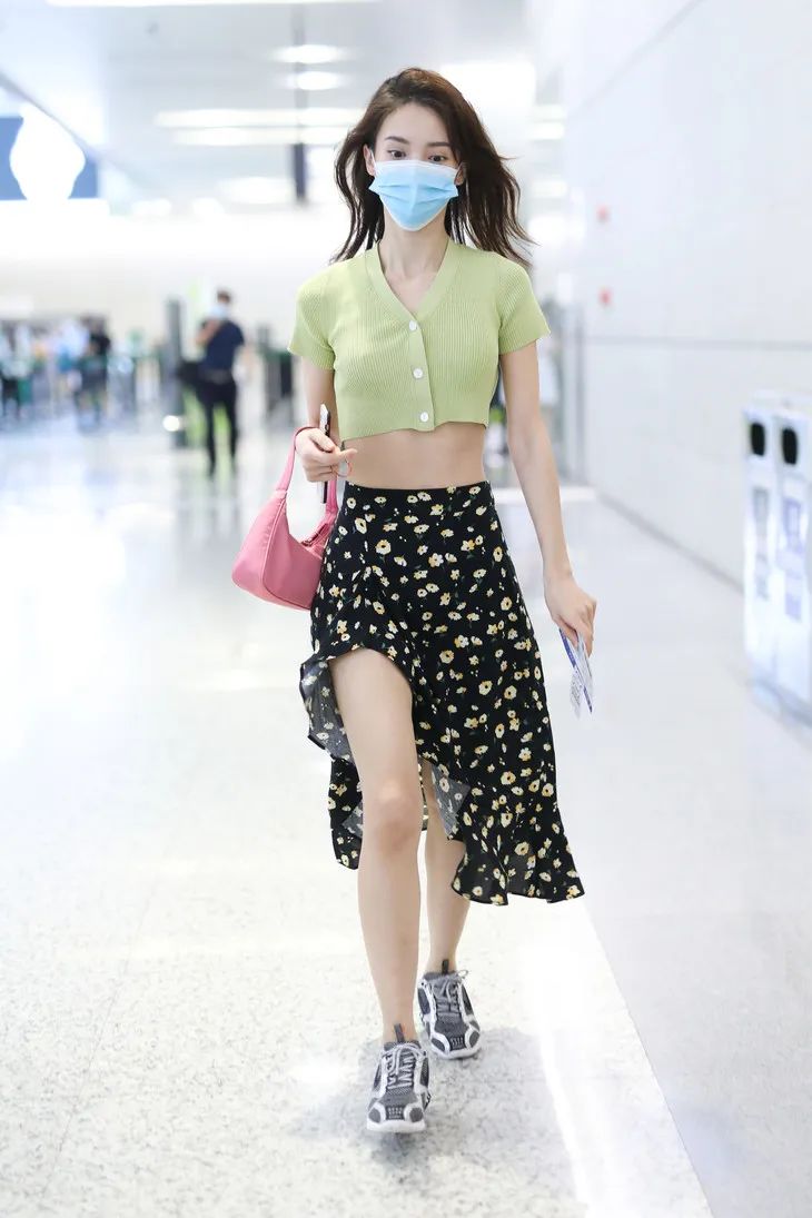 jennie黑色短裙舞台造型,jennie舞台短裙转圈