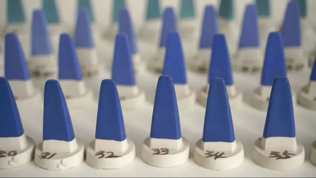 把故宫红、青花蓝捧在手心，以“银杯”畅饮