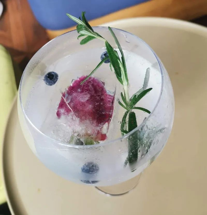 成都的夜，回归了！整个8月，大牌集体跨界酒吧推联名好酒好食，特惠来了→