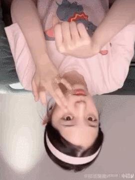 大家都在追《三十而已》，我却偷偷看了看她的化妆台