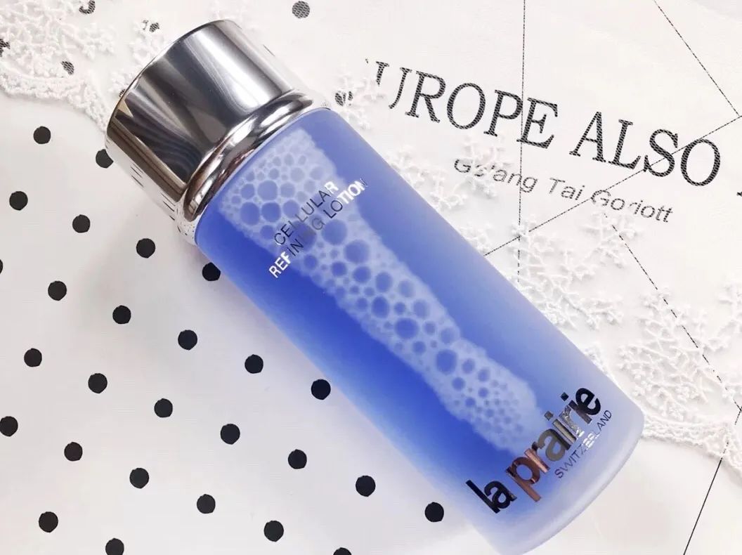 大家都在追《三十而已》,我却偷偷看了看她的化妆台