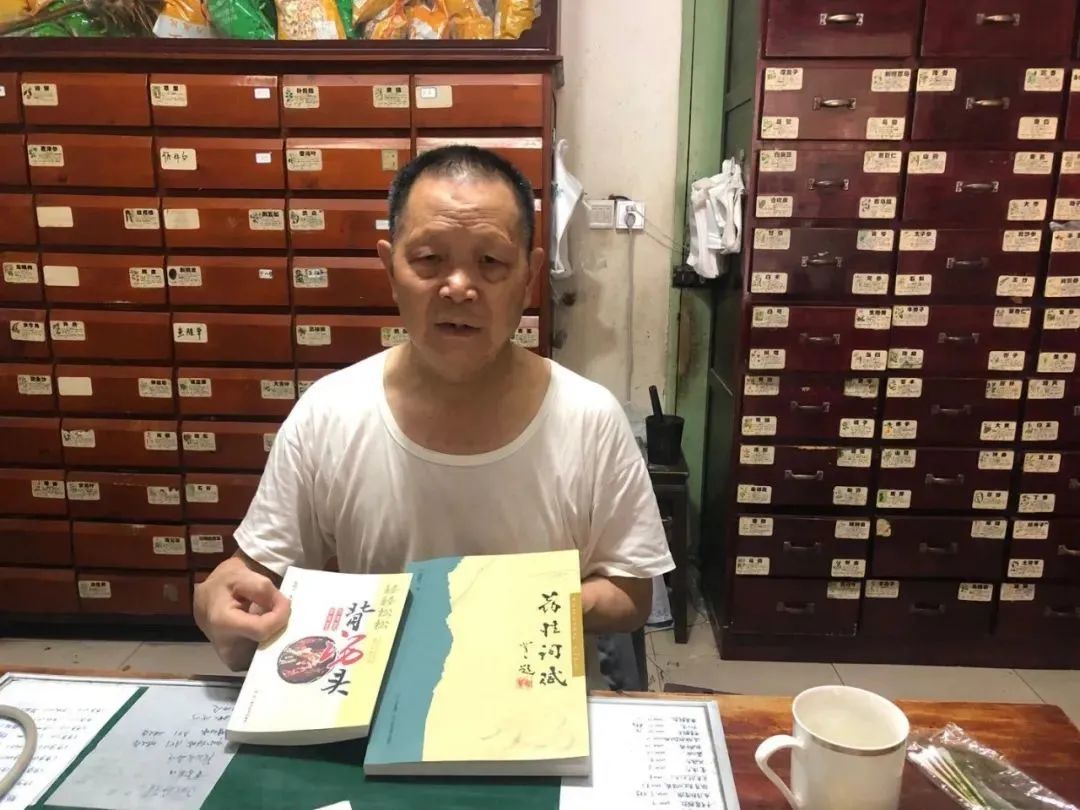 汉源县中医院退休医生郭静先老人赠书一中学子