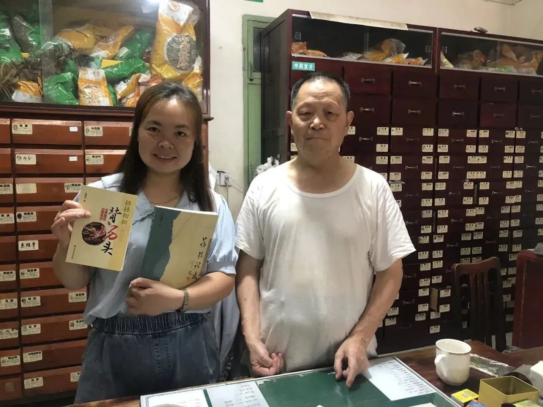 汉源县中医院退休医生郭静先老人赠书一中学子