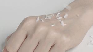 女人脖子有颈纹和年龄有关吗,一条颈纹代表二十岁