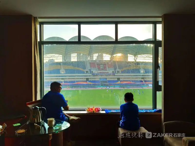 球迷一个人球场加油,足球球迷一个人在场外加油