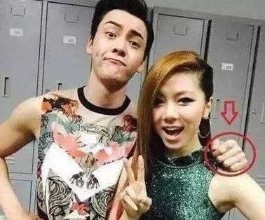 轮到中年男星被“外貌歧视”，我们女人终于松了口气