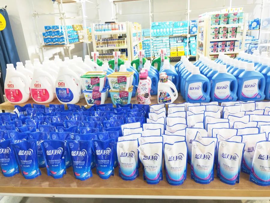 上海荟品仓阿迪达斯男款跑鞋,荟品仓城市奥莱青浦店nike