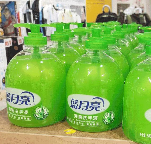 上海荟品仓阿迪达斯男款跑鞋,荟品仓城市奥莱青浦店nike