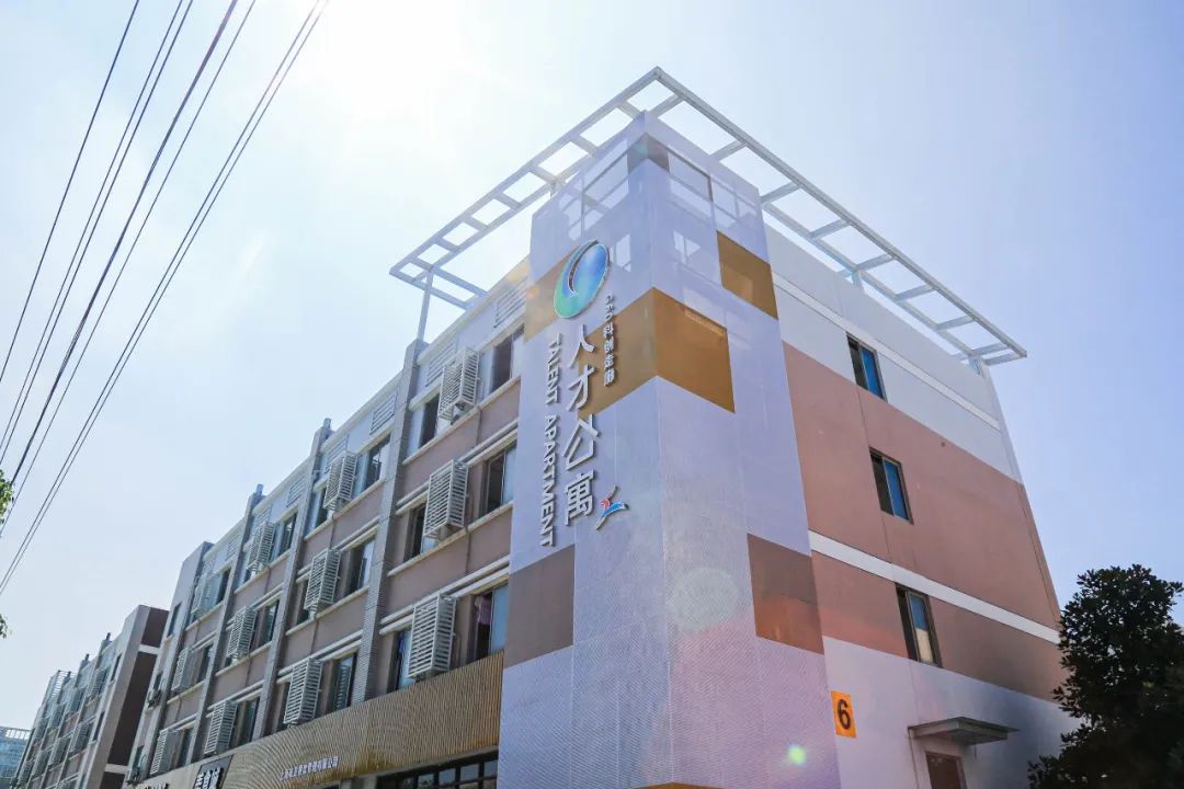 松江小昆山足球场,上海松江大学城足球场