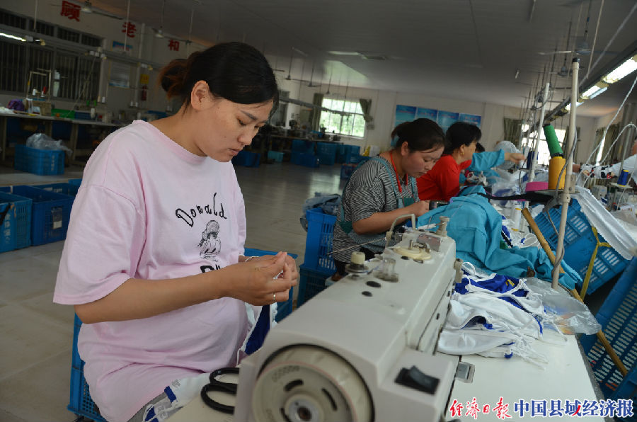 农村扶贫车间助力贫困户就业增收,就业扶贫车间让贫困户挣钱又顾家