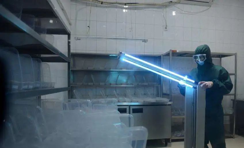 学校紫外线灼伤事件,一小学生误开紫外线灯5小时