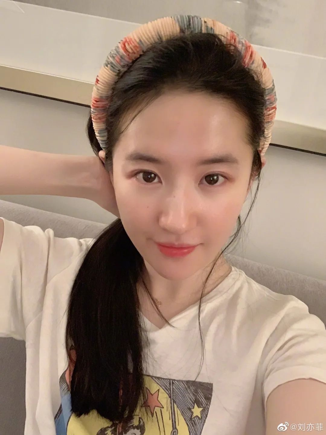 jennie最新配饰,jennie蝴蝶结半扎发