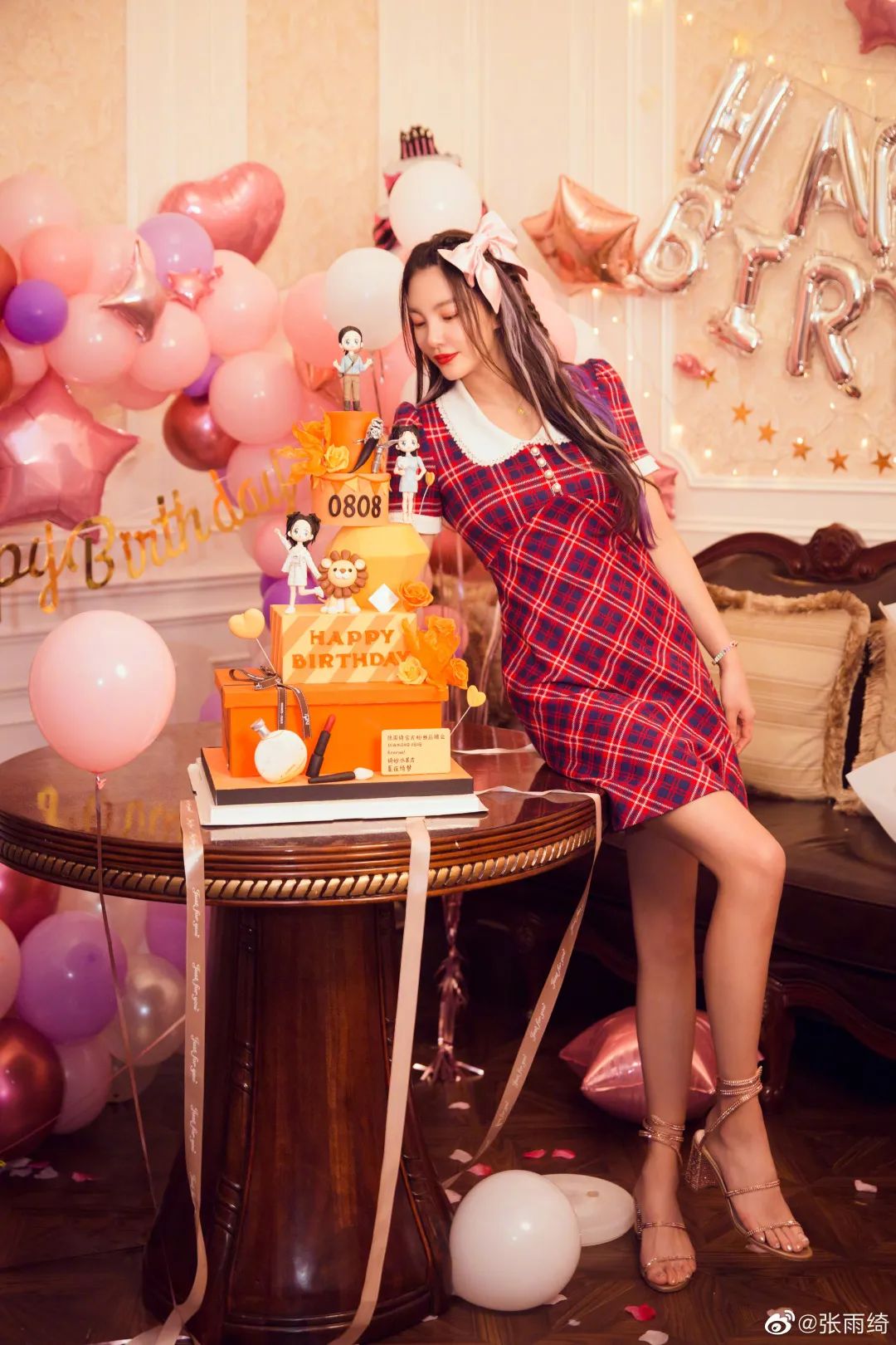 jennie最新配饰,jennie蝴蝶结半扎发