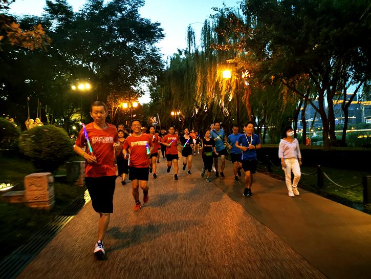 越夜越嗨丨顶级夜跑景区，给你成本最低的人鱼线！