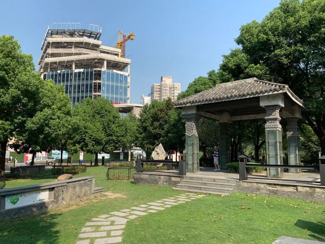 假日里公园,安顺绿地笼式足球场