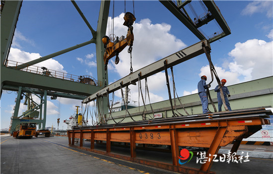 繁忙的港口码头,繁忙的湛江钢铁码头