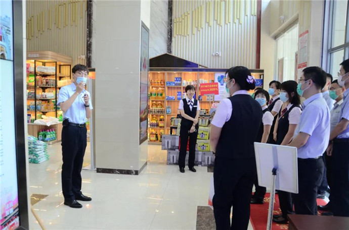 济宁儒商村镇银行走进总行网点学习感受数字化转型发展