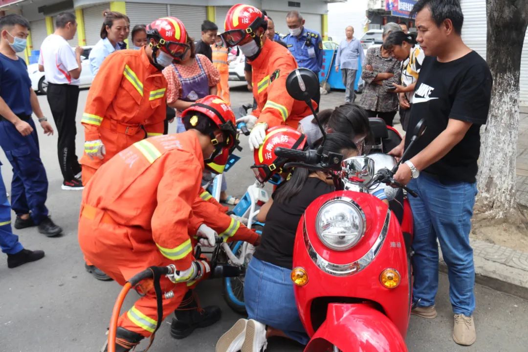 小男孩脚被卡进共享单车里,小孩共享单车脚卡住了