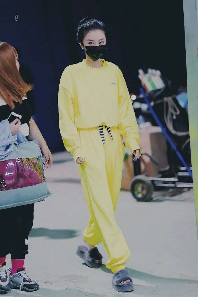 无帽卫衣虞书欣,虞书欣的衣服到底有多少钱