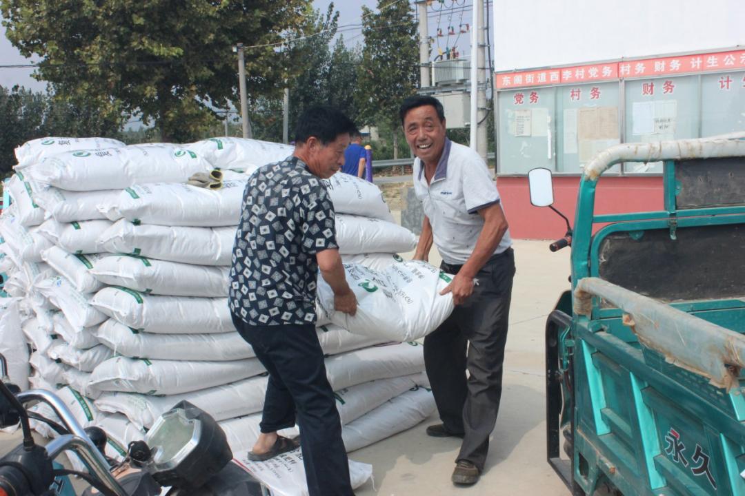 设施农业扶贫助力精准脱贫,精准扶贫为贫困户送化肥