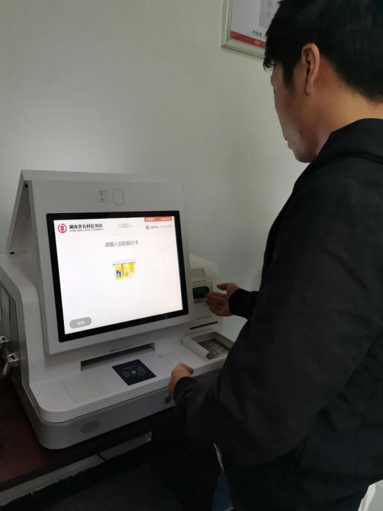 “一门式”商务中心让乐园村群众乐开花