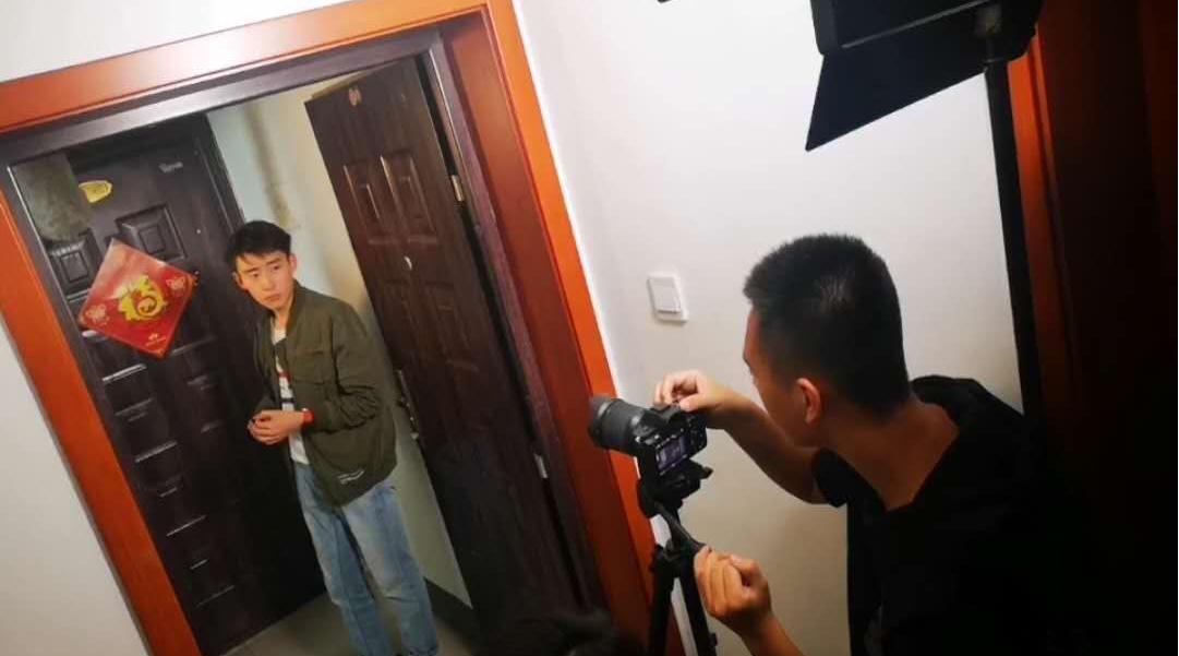 让青春在“门前背后”绽放无限可能——阜阳红旗中学学子拍摄微电影获好评