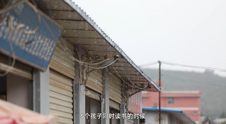 网约车司机送四个孩子,一个网约车司机带走三个女孩