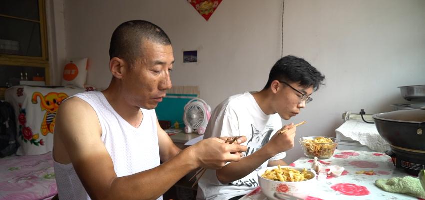 网约车司机送四个孩子,一个网约车司机带走三个女孩